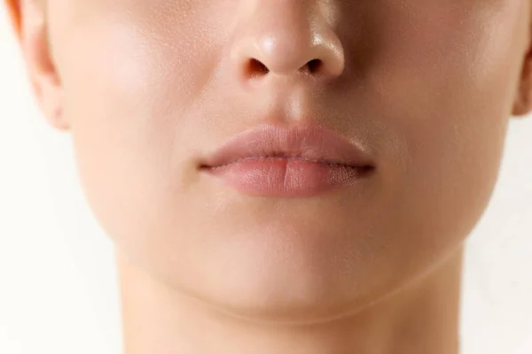 Обрезанное Изображение Женского Лица Губ Носа Белом Фоне Увеличение Губ — стоковое фото