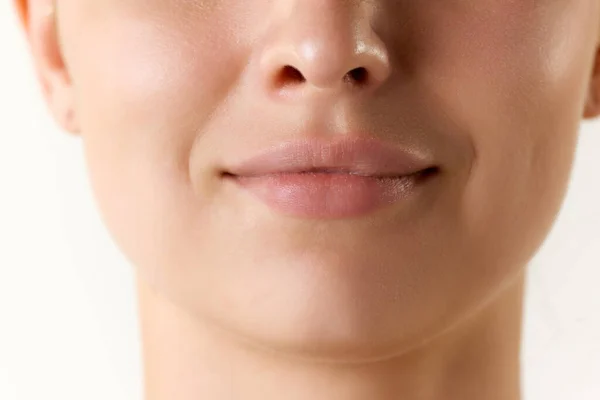 Immagine Ritagliata Viso Femminile Labbra Naso Sfondo Bianco Aumento Delle — Foto Stock