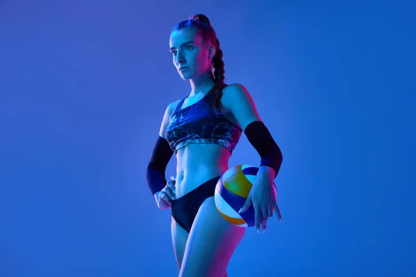 Młoda Skoncentrowana Kobieta Siatkarz Odzieży Sportowej Stojący Piłką Tle Niebieskiego — Zdjęcie stockowe