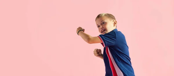 遊び心のある小さな男の子の肖像画 子供の遊び ピンクのスタジオの背景とのボクシング 子供の頃のコンセプト 子供の感情 ファッション ポジティブなライフスタイル 楽しみと喜び — ストック写真