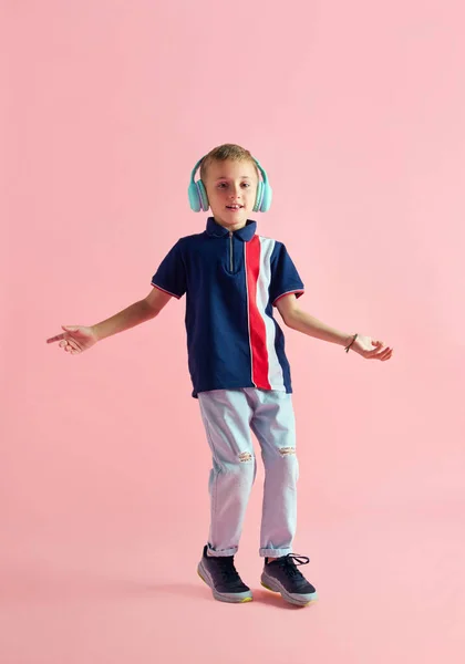 Gyermek Kisfiú Fejhallgatót Hallgat Rózsaszín Stúdió Háttérrel Táncol Fogalom Gyermekkor — Stock Fotó