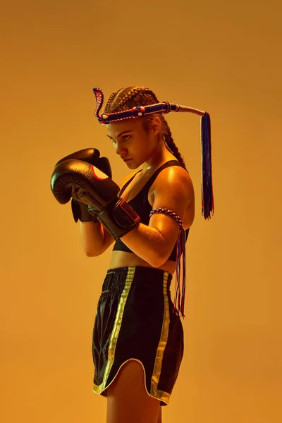 Posición Defensa Chica Adolescente Atleta Mma Concentrado Entrenamiento Guantes Boxeo — Foto de Stock