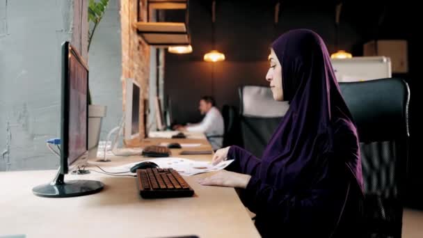 Ahrabian Jovem Mulher Empregado Sentado Mesa Escritório Levando Videoconferência Line — Vídeo de Stock