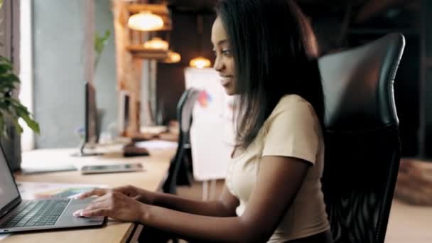 Jonge Afrikaanse Vrouw Zit Functie Heeft Online Conferentie Met Collega — Stockvideo