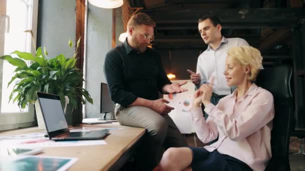 Bir Grup Çalışan Ofiste Oturmuş Mevcut Meselelerini Planları Stratejileri Tartışıyor — Stok video