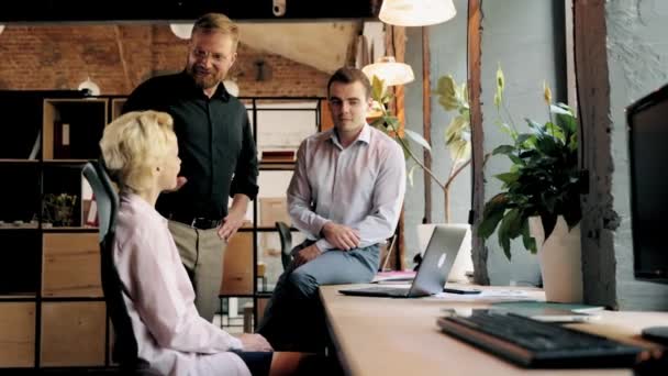 Teamleider Controleren Afgewerkt Werk Van Medewerkers Laptop Presentatie Van Het — Stockvideo