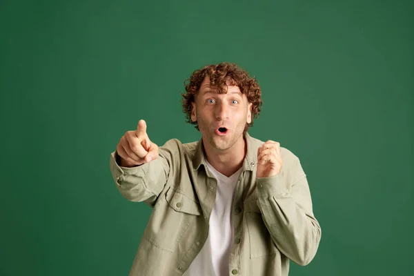 Mature Curly Man Casual Clothes Standing Astonished Face Posing Green — Stock Photo, Image