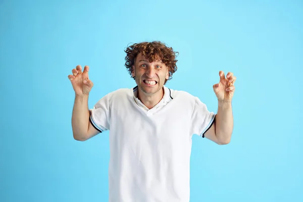 Curly Man Casual White Shirt Showing Anger Irritation Blue Studio — Stock Photo, Image