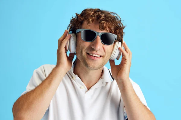 Mature Man Casual White Shirt Sunglasses Listening Music Headphone Blue — Stock Photo, Image