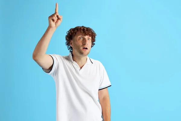 Generating Creative Ideas Curly Mature Man White Shirt Raising Finger — Stock Photo, Image