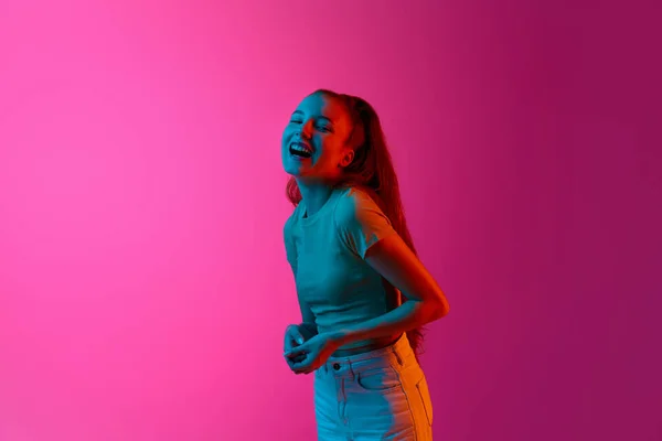 Porträtt Vackra Unga Flicka Glatt Skrattar Mot Rosa Studio Bakgrund — Stockfoto