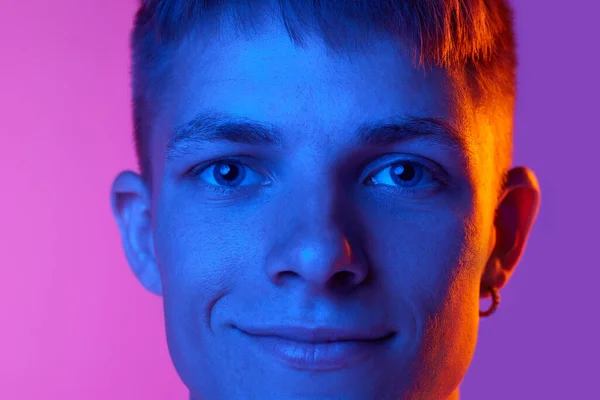 남자의 클로즈업 초상화 미소와 그라디언트 자주색 카메라를 인간의 청소년 라이프 — 스톡 사진