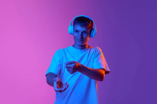 티셔츠에 라이트에서 그라디언트 자주색 배경에 헤드폰에 음악을 인간의 청소년 라이프 — 스톡 사진