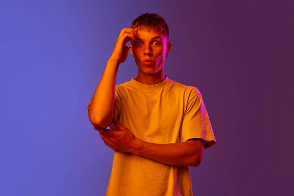 티셔츠에 남자는 그라디언트 보라색 배경에 인간의 청소년 라이프 스타일 광고의 — 스톡 사진