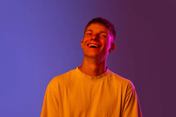빛에서 그라디언트 보라색 배경에 즐겁게 남자의 초상화 행복과 인간의 청소년 — 스톡 사진