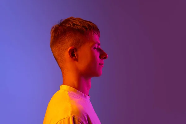 在霓虹灯下 年轻男子穿着休闲白色T恤 笔直地相对于渐变紫色背景的轮廓视图 人类情感 生活方式 面部表情 广告的概念 — 图库照片
