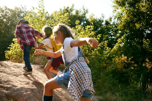 Kleine Jungen Und Mädchen Kinder Die Sich Draußen Wald Vergnügen — Stockfoto