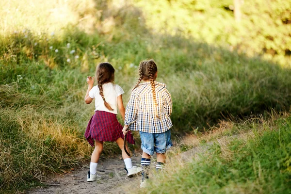 Kleine Mädchen Kinder Lässiger Kleidung Händchen Haltend Spazieren Einem Warmen — Stockfoto