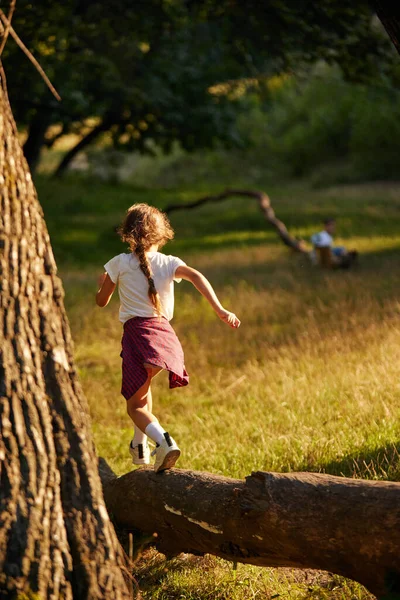 Kleines Aktives Kind Mädchen Freizeitkleidung Beim Laufen Spielen Auf Einer — Stockfoto