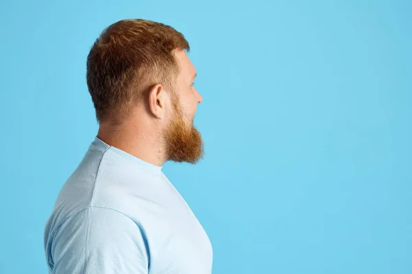 Profile Side View Bearded Man Casual White Shirt Looking Straight — Stock Photo, Image