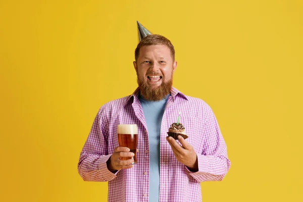 Feliz Sorridente Barbudo Homem Com Bolo Comemorando Aniversário Contra Fundo — Fotografia de Stock