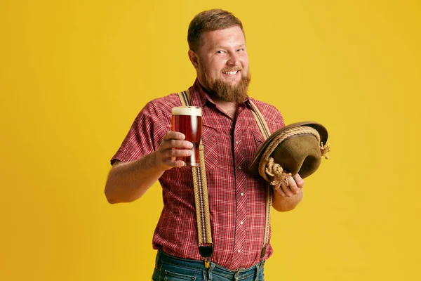 Homem Sorridente Barbudo Camisa Quadriculada Com Copo Cerveja Contra Fundo — Fotografia de Stock