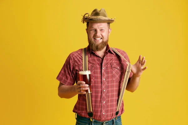 Homem Sorridente Barbudo Camisa Quadriculada Com Copo Cerveja Contra Fundo — Fotografia de Stock