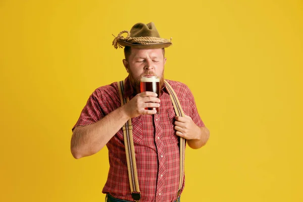 Homem Barbudo Camisa Quadriculada Chapéu Sorvendo Delicioso Com Cerveja Contra — Fotografia de Stock