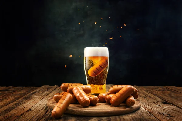 Glass Delicious Foamy Chill Lager Beer Grilled Sausages Wooden Table — Stock Photo, Image