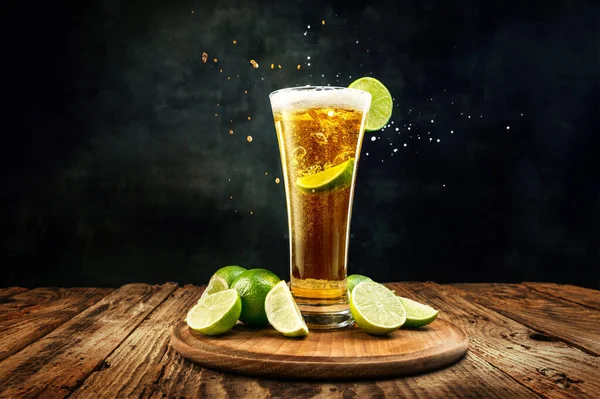Glas Med Lager Chill Läcker Med Lime Aptitretare Träbord Mot — Stockfoto