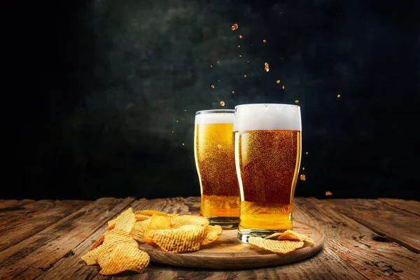 Dvě Sklenice Pěnivého Studeného Ležáckého Piva Chipsy Předkrmy Dřevěném Stole — Stock fotografie