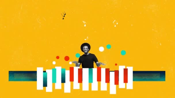 才能あるアフリカ人男性がマイクで歌い 鮮やかな黄色の背景でピアノを弾きました アニメーションを停止する ライフスタイル 音の芸術 パフォーマンスの概念 クリエイティブな明るいデザイン — ストック動画