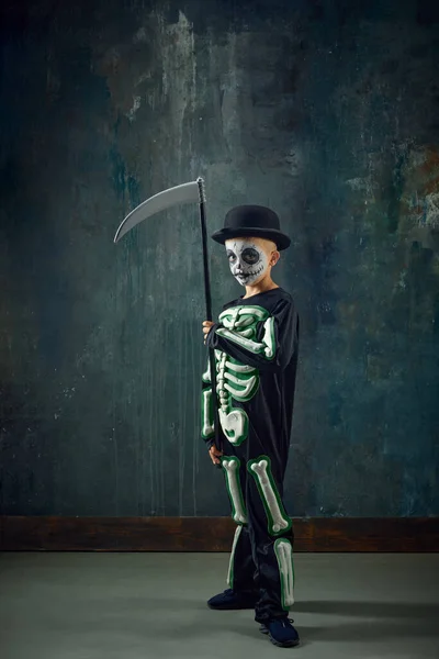 Menino Criança Com Maquiagem Rosto Pálido Vestindo Traje Esqueleto Com — Fotografia de Stock