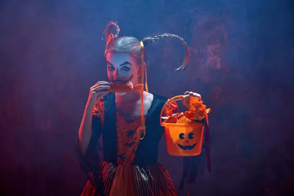 Niña Niña Disfrazada Maquillada Para Halloween Comiendo Dulces Sobre Fondo — Foto de Stock