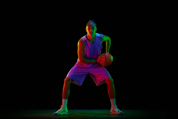 Молодой Активный Мотивированный Парень Баскетболист Форме Стоящий Позиции Мячом Черном — стоковое фото