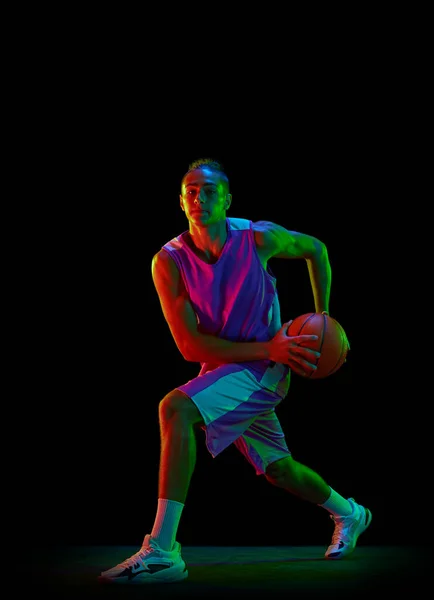 Δυναμική Εικόνα Έφηβου Αγοριού Μπασκετμπολίστας Στολή Μπάλα Κίνηση Μαύρο Φόντο — Φωτογραφία Αρχείου
