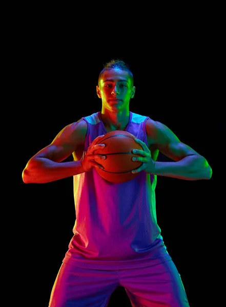 Knappe Tienerjongen Basketbalspeler Uniform Staande Met Bal Lachend Tegen Zwarte — Stockfoto