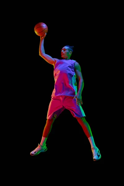 Imagen Completa Hombre Joven Jugador Baloncesto Uniforme Movimiento Saltando Con —  Fotos de Stock