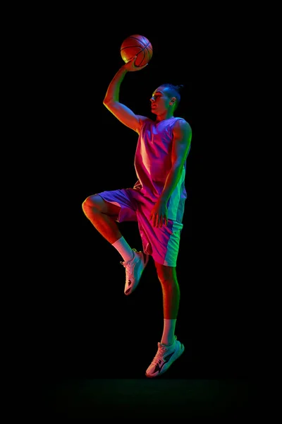 Full Length Beeld Van Jongeman Basketbalspeler Uniform Beweging Springen Met — Stockfoto
