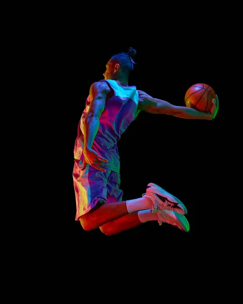 Atletische Jongeman Basketbalspeler Beweging Tijdens Wedstrijd Springen Met Bal Tegen — Stockfoto