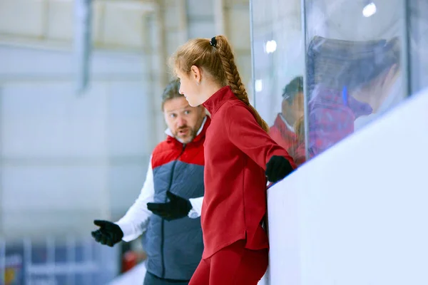 Teenie Mädchen Eiskunstlauf Athletin Roter Sportbekleidung Die Neben Dem Trainer — Stockfoto