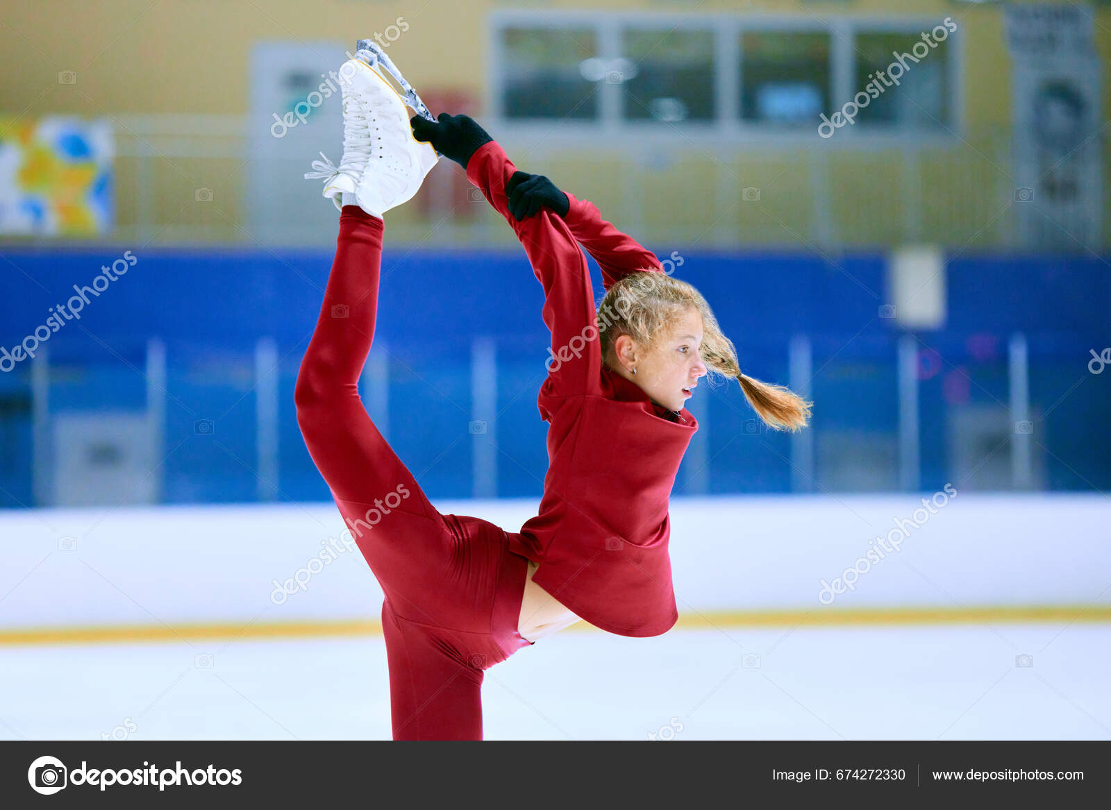 Fille Talentueuse Flexible Mouvement Athlète Patinage Artistique Tenue  Sport Rouge image libre de droit par vova130555@gmail.com © #674272330