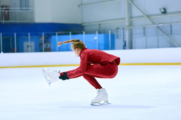 Teen Girl Motivated Figure Skating Athlete Motion Training Doing Exercises — Stock Photo, Image