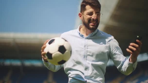 Επιχειρηματίας Επίσημη Φθορά Στέκεται Στο Γήπεδο Του Αθλητισμού Μπάλα Ποδοσφαίρου — Αρχείο Βίντεο