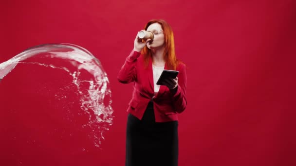 Podnikatelka Formálním Oděvu Pije Kávu Pracuje Lhůty Padá Cákáním Vody — Stock video