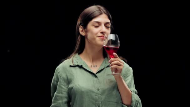 Belle Jeune Femme Buvant Vin Sur Fond Noir Week Ends — Video