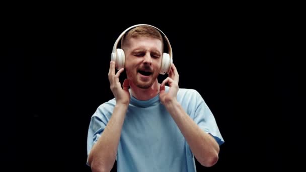 캐주얼 남자가 헤드폰 Balcond에서 음악을 즐겁게 얼굴에 충격이에요 라이프 스타일 — 비디오