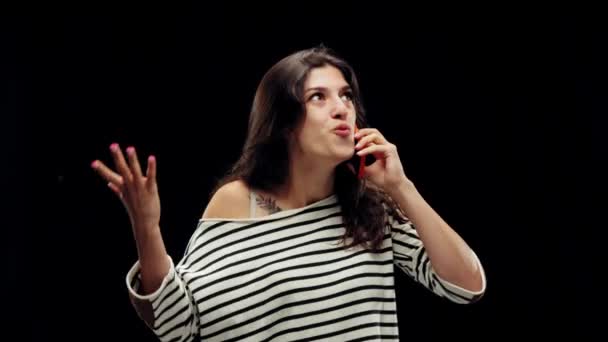 Junge Frau Spricht Emotional Auf Handy Auf Schwarzem Hintergrund Klatsch — Stockvideo