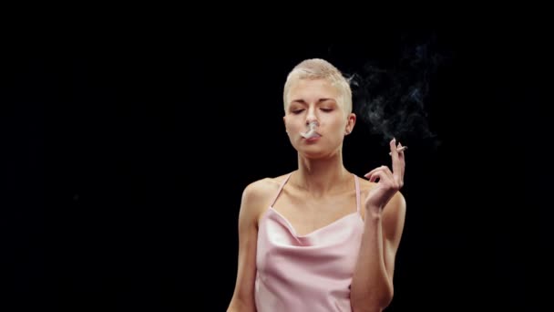 Молода Красива Жінка Рожевій Сукні Курить Сигарету Чорному Тлі Вода — стокове відео