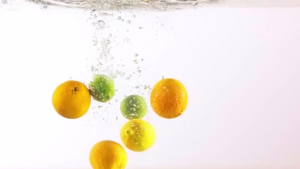 Auge Cítrico Limas Verdes Limones Naranjas Cayendo Agua Refresco Concepto — Vídeos de Stock